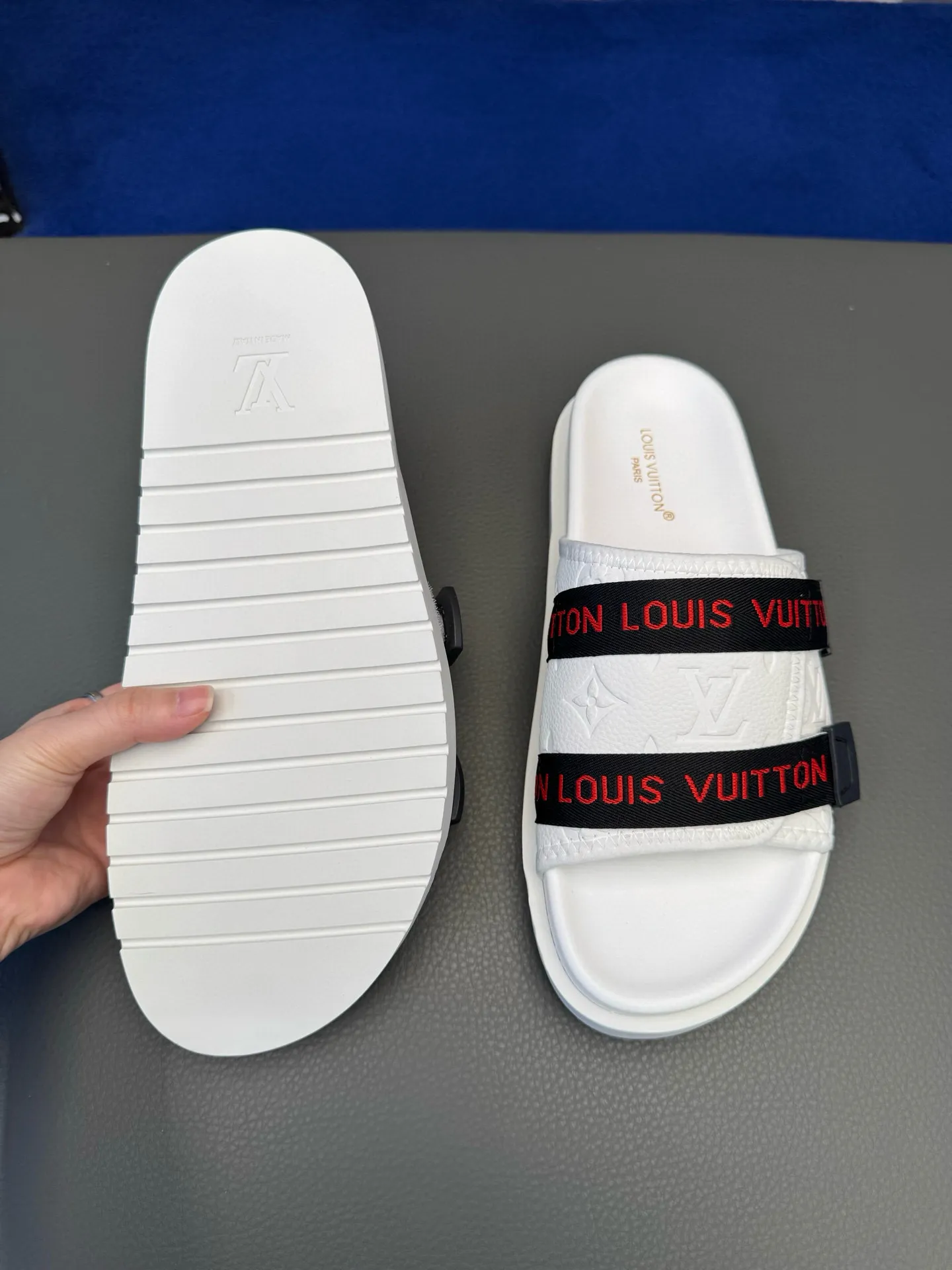 [L Home] P: 340💰Size: 38-45 Top purchasing lv men's summer slippers, classic presbyopia with soft real leather lining, unique color splicing effect, distinctive personality, fashionable and trendy essential style, light and comfortable. Lightweight and tough rubber insole, micro ridged foam outsole, super comfortable!